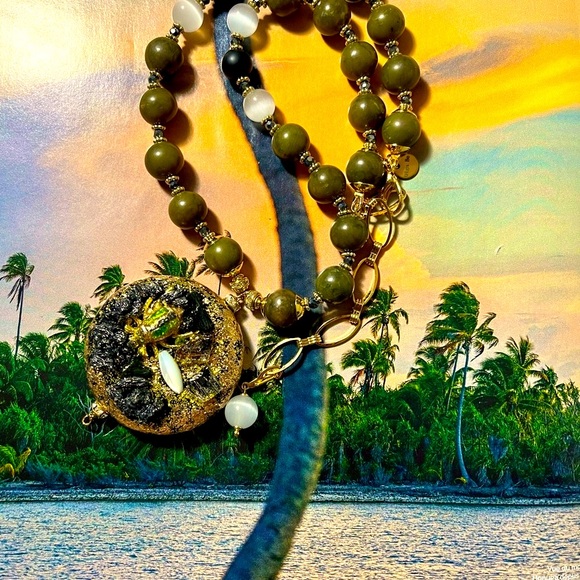 Olive Green Jade Necklace Pendant Gold Tone With Beetle - Picture 4 of 7